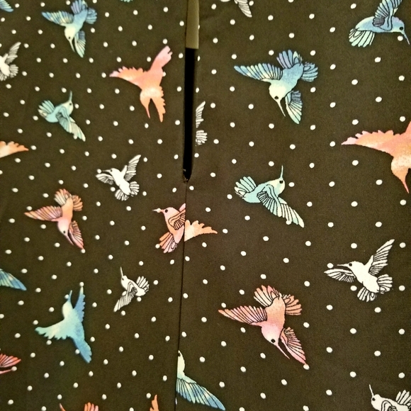 Flowy Hummingbird Print Tank Top - Picture 4 of 6